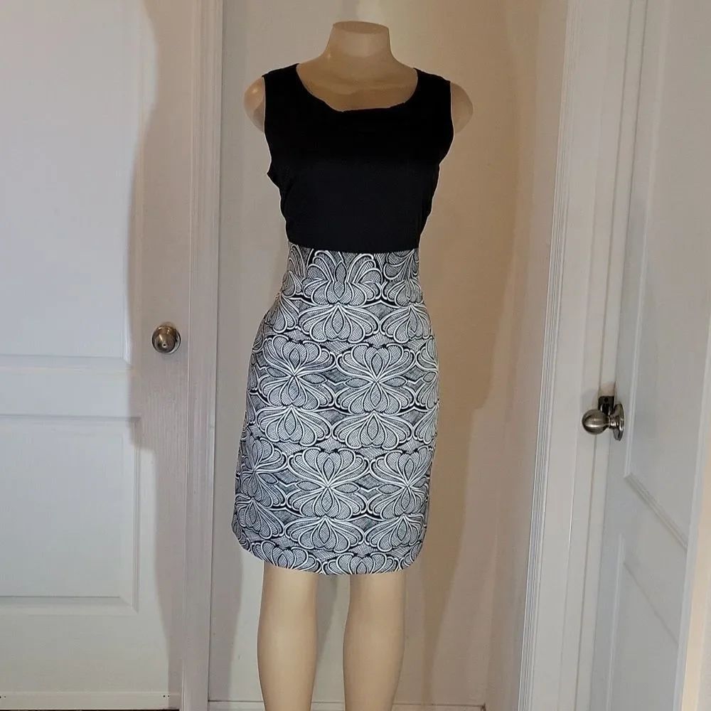 BRAND NEW BLACK &WHITE BANANA REPUBLIC SLEEVELESS ROUND NECKLINE DRESS